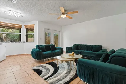 1051 SW 95th Terrace Pembroke Pines FL 33025