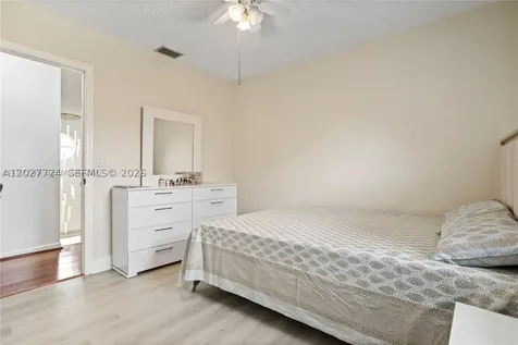 1051 SW 95th Terrace Pembroke Pines FL 33025