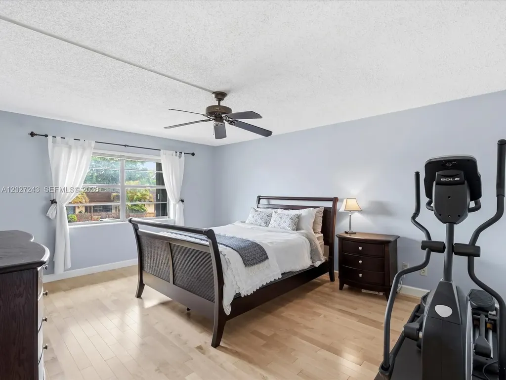 2615 N 40th Avenue Hollywood FL 33021