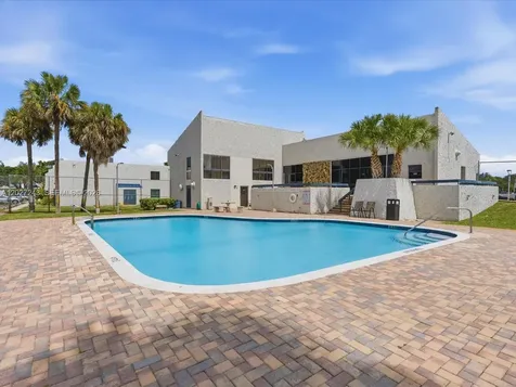 2615 N 40th Avenue Hollywood FL 33021