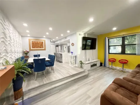 1502 NW 90th Way Pembroke Pines FL 33024