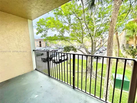 400 W Palm Circle W Pembroke Pines FL 33025