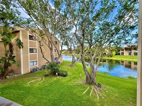 400 W Palm Circle W Pembroke Pines FL 33025