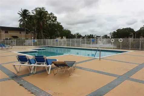 400 W Palm Circle W Pembroke Pines FL 33025