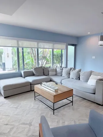 2135 Washington Court Miami Beach FL 33139