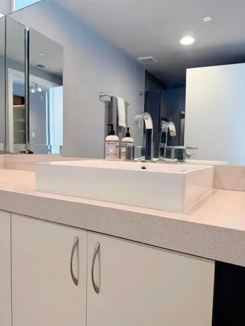 2135 Washington Court Miami Beach FL 33139