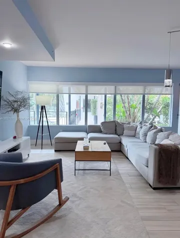 2135 Washington Court Miami Beach FL 33139