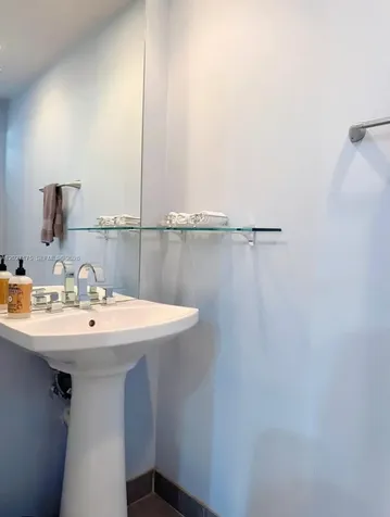 2135 Washington Court Miami Beach FL 33139