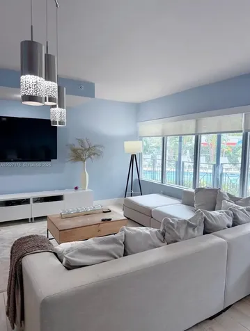 2135 Washington Court Miami Beach FL 33139