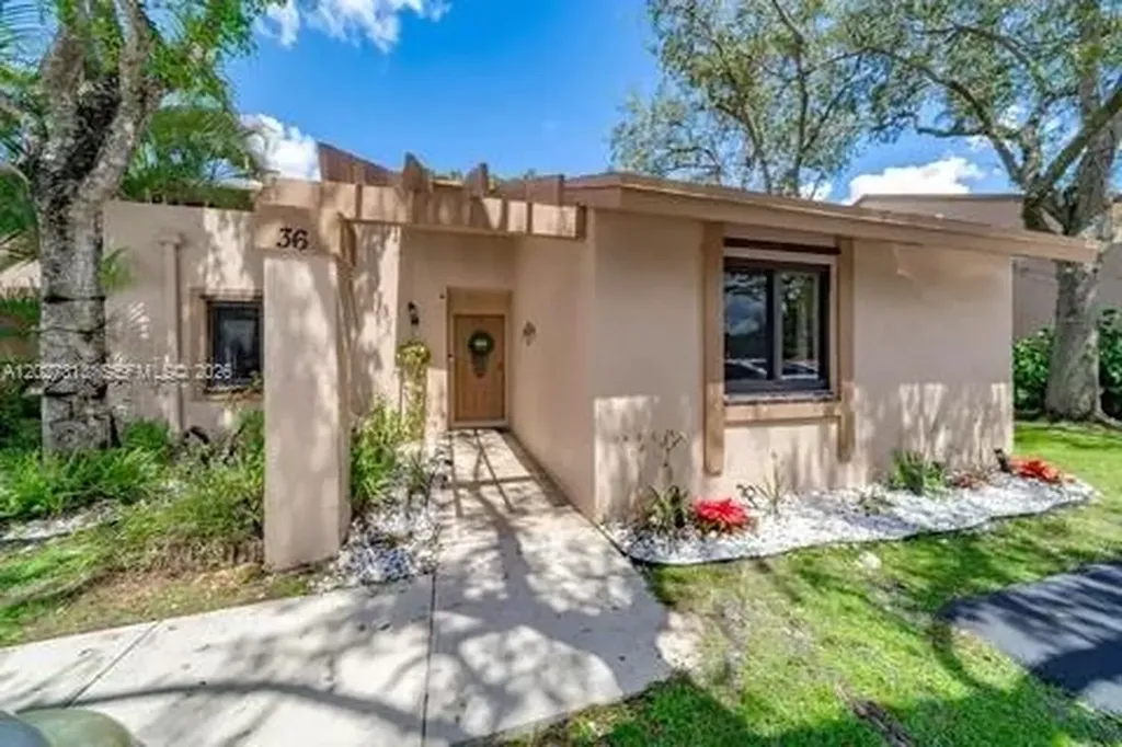 36 Chestnut Cir, Cooper City FL 33026