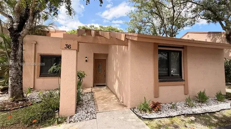 36 Chestnut Cir, Cooper City FL 33026