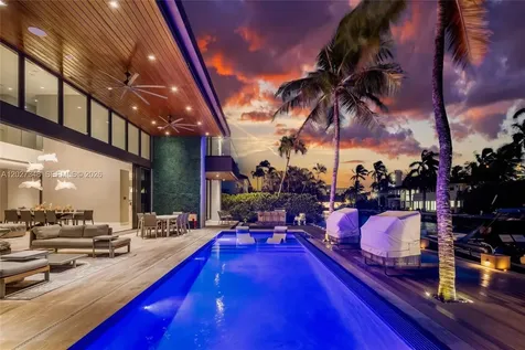 16470 NE 30th Avenue North Miami Beach FL 33160