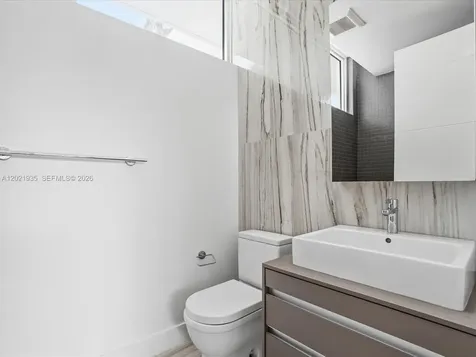 125 Hampton Lane Key Biscayne FL 33149