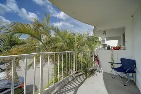 494 NW 165th St Road Miami FL 33169