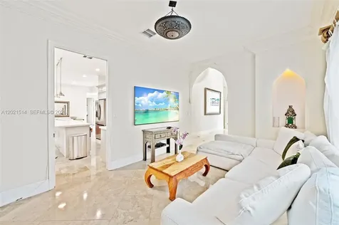 2501 Pine Tree Drive Miami Beach FL 33140