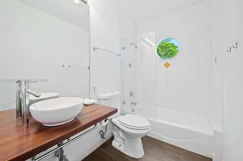2501 Pine Tree Drive Miami Beach FL 33140