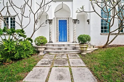 2501 Pine Tree Drive Miami Beach FL 33140