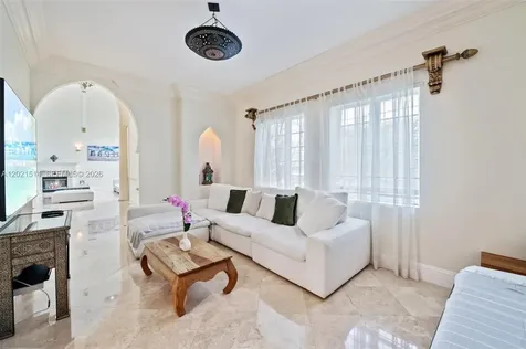 2501 Pine Tree Drive Miami Beach FL 33140