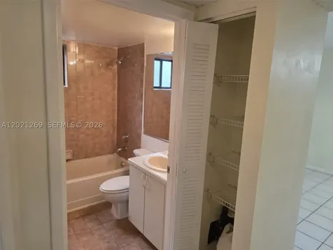 5560 W 21st Court Hialeah FL 33016