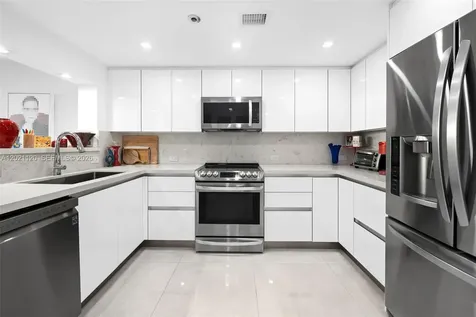 2555 Collins Avenue Miami Beach FL 33140