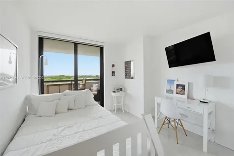 2555 Collins Avenue Miami Beach FL 33140