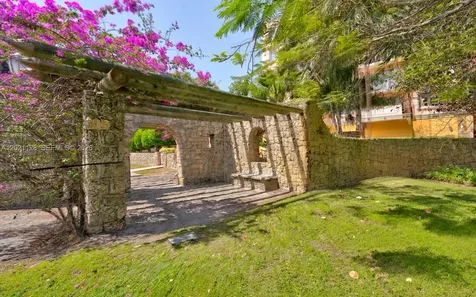 1 Alhambra Circle Coral Gables FL 33134