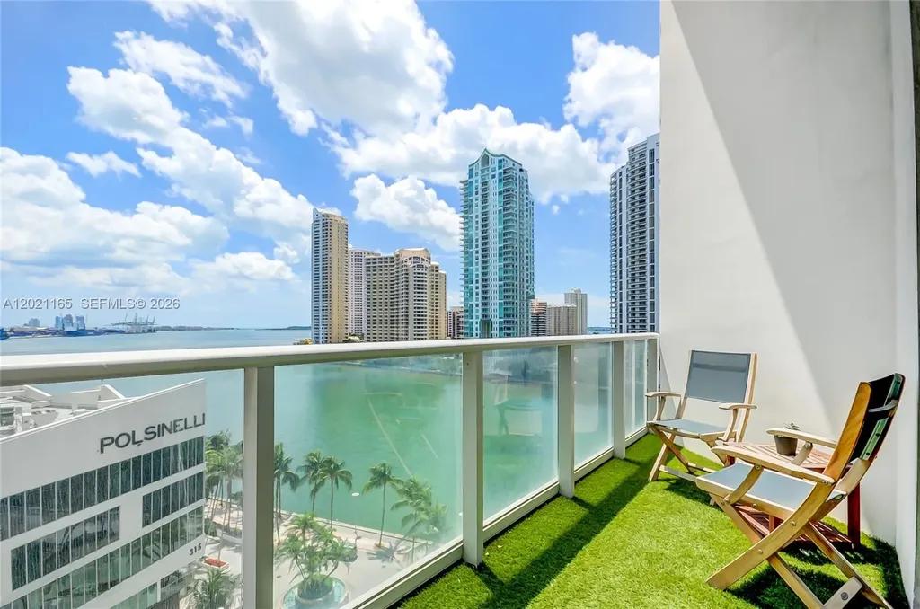 300 S Biscayne Bluv Miami FL 33131