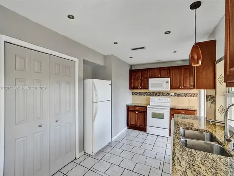 8550 NW 27th Place Sunrise FL 33322
