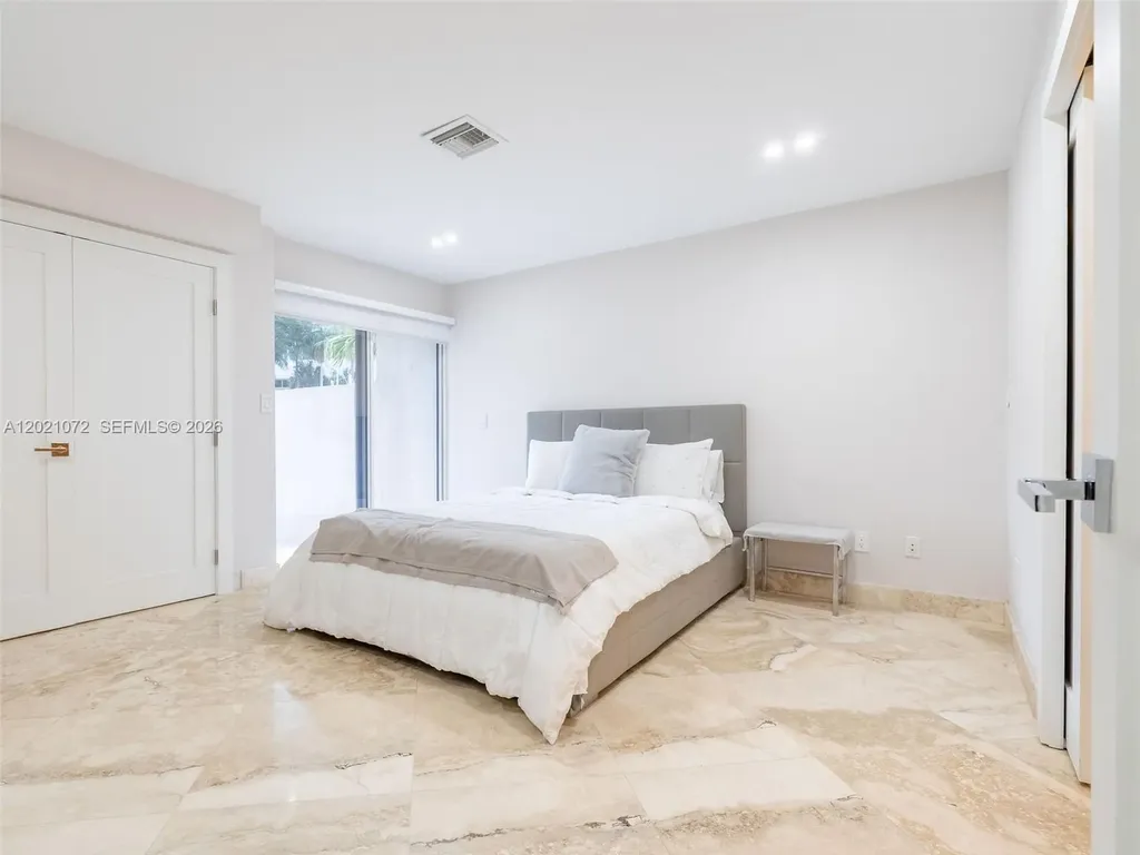 19 Port Side Drive Fort Lauderdale FL 33316