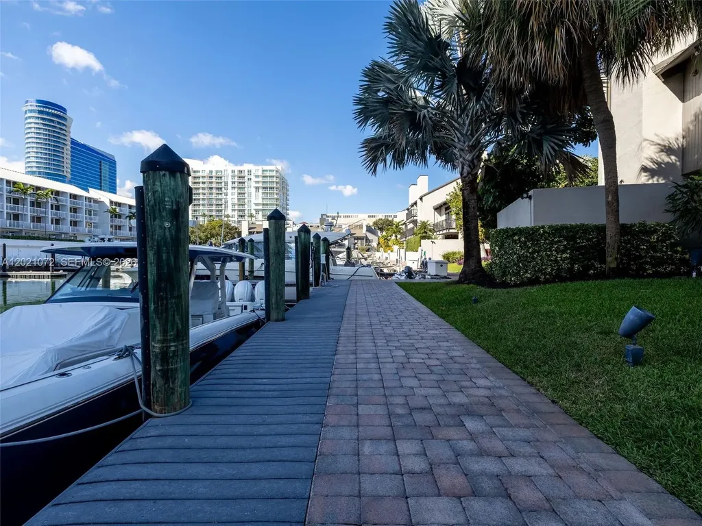 19 Port Side Drive Fort Lauderdale FL 33316