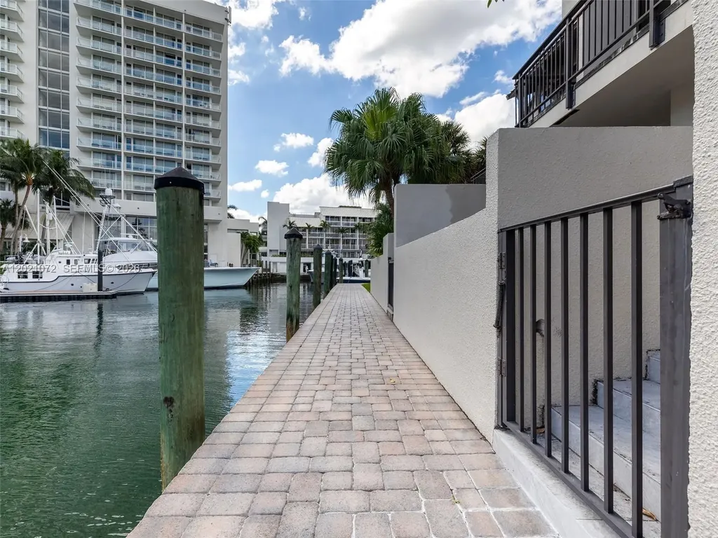19 Port Side Drive Fort Lauderdale FL 33316