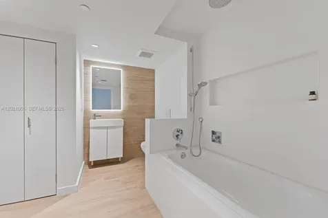 2457 Collins Avenue Miami Beach FL 33140