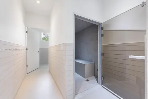 2457 Collins Avenue Miami Beach FL 33140