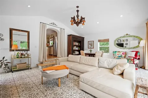 37 Deer Run Miami Springs FL 33166