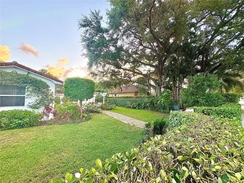 37 Deer Run Miami Springs FL 33166