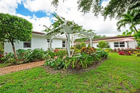37 Deer Run Miami Springs FL 33166