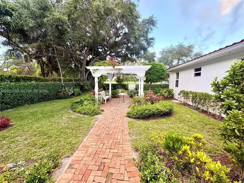 37 Deer Run Miami Springs FL 33166