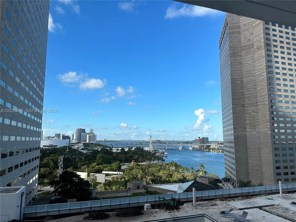 325 S Biscayne Bl Miami FL 33131