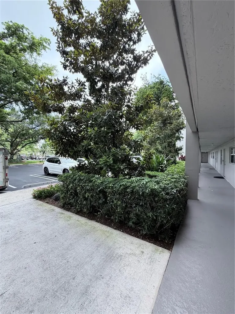 605 Oaks Drive Pompano Beach FL 33069
