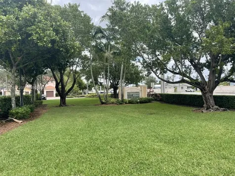 8835 S Isles Circle Tamarac FL 33321