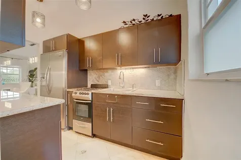 2463 Pine Tree Drive Miami Beach FL 33140