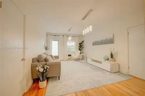 2463 Pine Tree Drive Miami Beach FL 33140