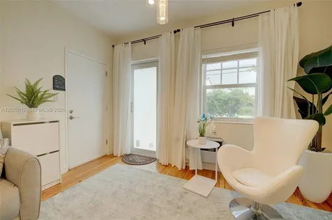 2463 Pine Tree Drive Miami Beach FL 33140
