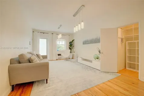 2463 Pine Tree Drive Miami Beach FL 33140