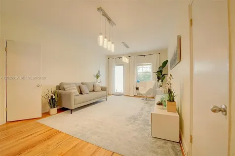 2463 Pine Tree Drive Miami Beach FL 33140