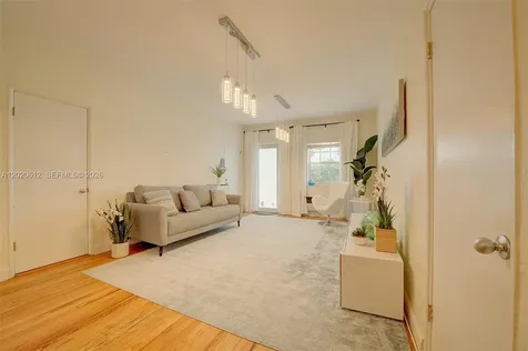 2463 Pine Tree Drive Miami Beach FL 33140
