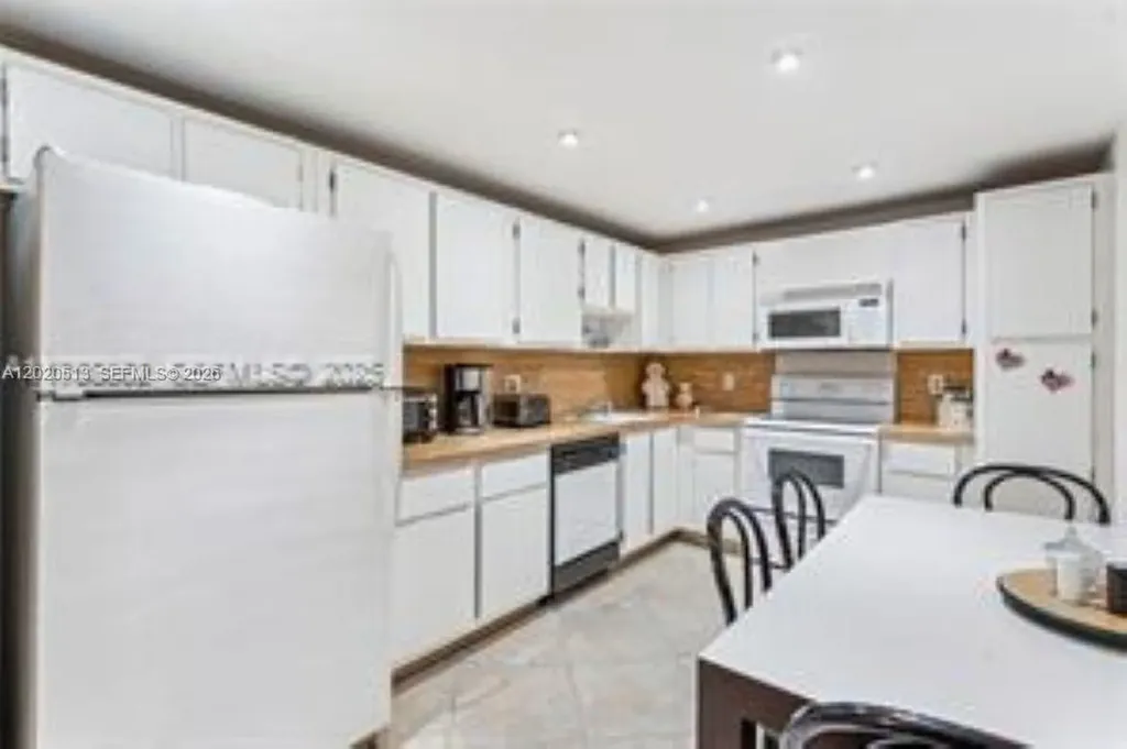 3800 Oaks Clubhouse Drive Pompano Beach FL 33069