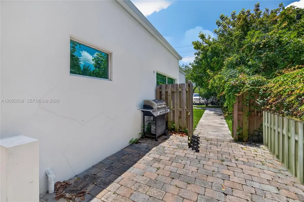 1327 SE 2nd Avenue Fort Lauderdale FL 33316