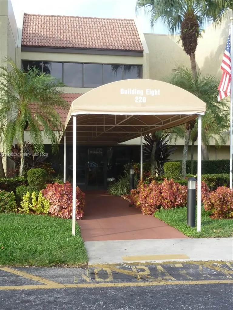 220 Lakeview Drive Weston FL 33326
