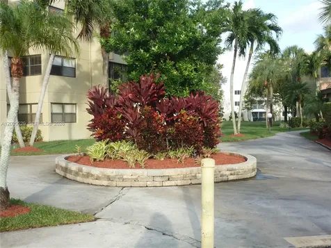 220 Lakeview Drive Weston FL 33326